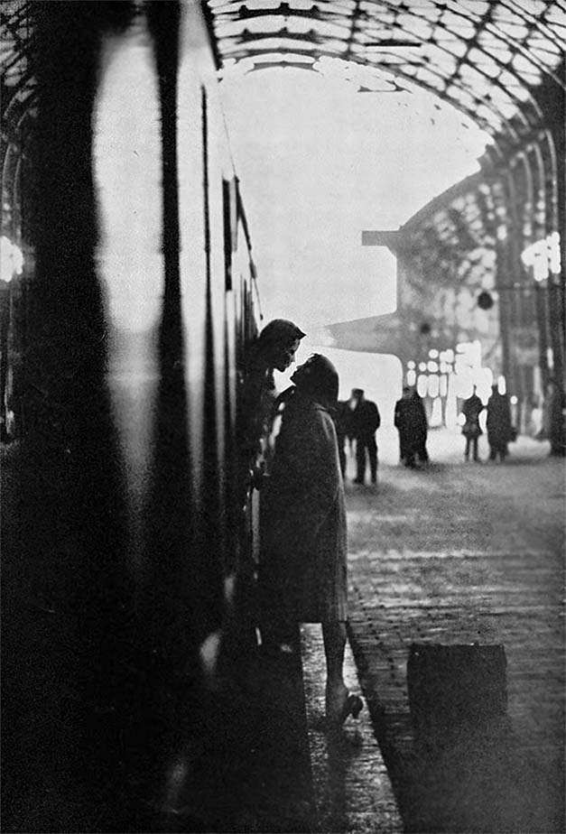 Kissing goodbye (1967) Photographer_Fred den Ouden, Amsterdam